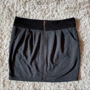 Zip front mini with pockets (never worn)